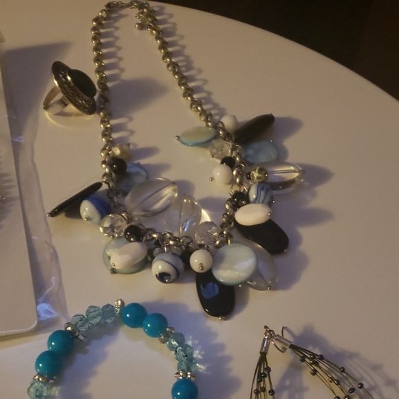 Assorted Jewlery - Picture 4 of 5